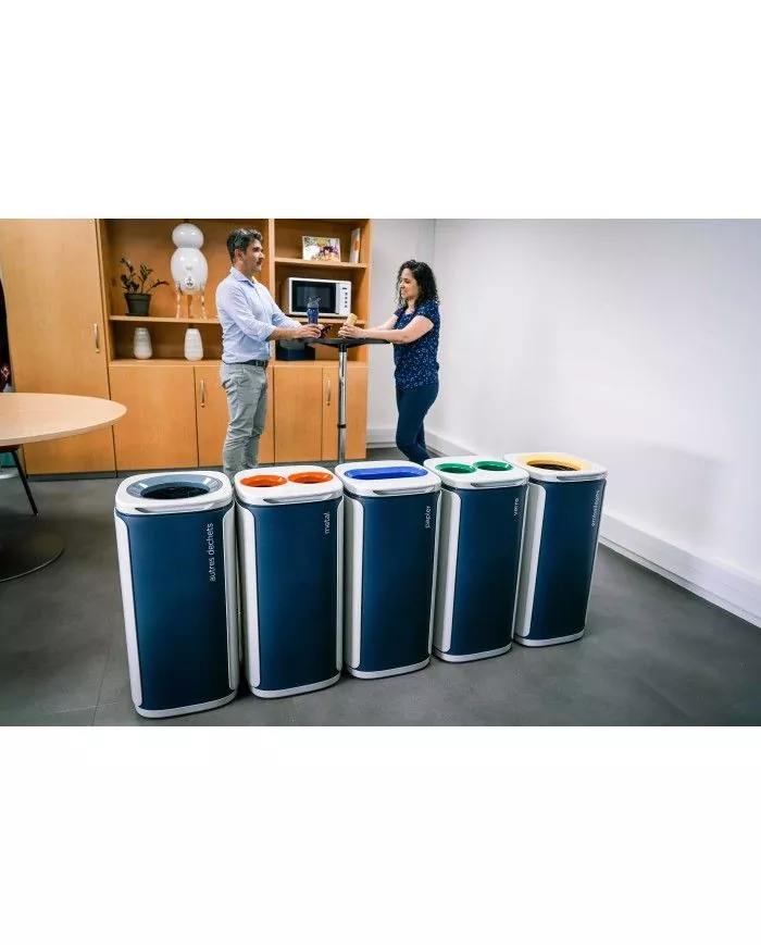 Poubelle conçu pour un usage intensif dans un cadre de bureau